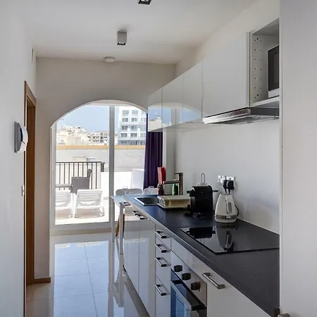 Cosy 1br Penthouse With Terrace, Great Location *