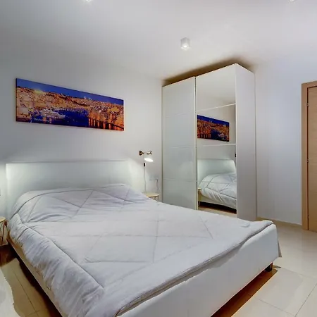 Cosy 1br Penthouse With Terrace, Great Location Διαμέρισμα *