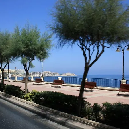 Διαμέρισμα Cosy 1br Penthouse With Terrace, Great Location
