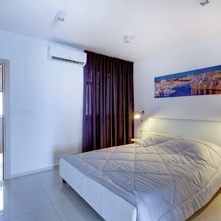 Cosy 1br Penthouse With Terrace, Great Location Διαμέρισμα