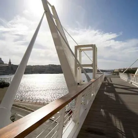 Διαμέρισμα Cosy 1br Penthouse With Terrace, Great Location *